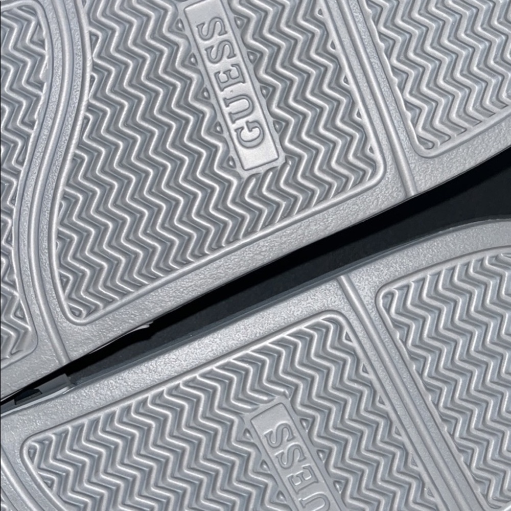 Guess Flip Flops